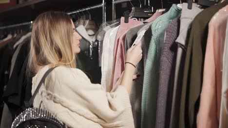 mujer comprando ropa en una tienda