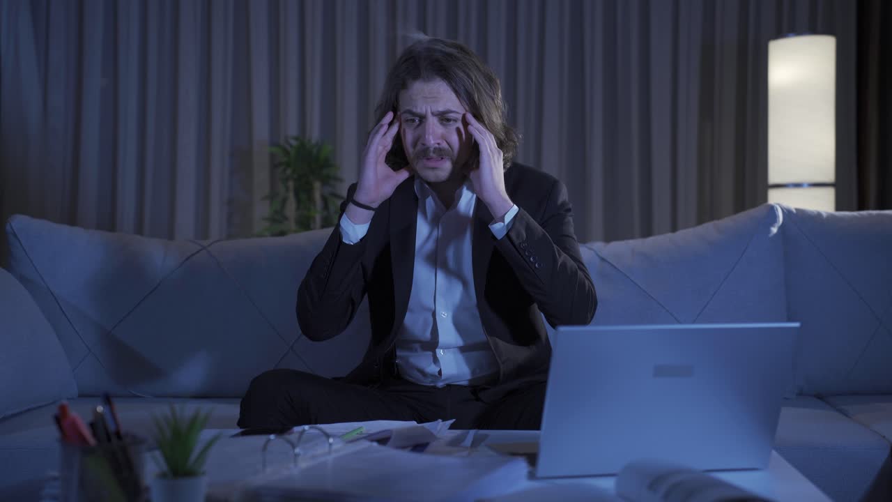 혼란스러운 사업가의 머리에서 연기가 나옵니다.