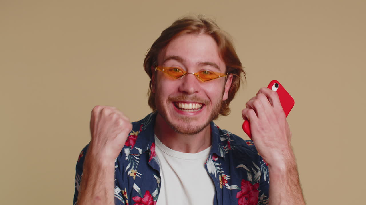 счастливый взволнованный человек использует мобильный телефон сказать вау да узнал великолепную большую победу новости делает победитель жест