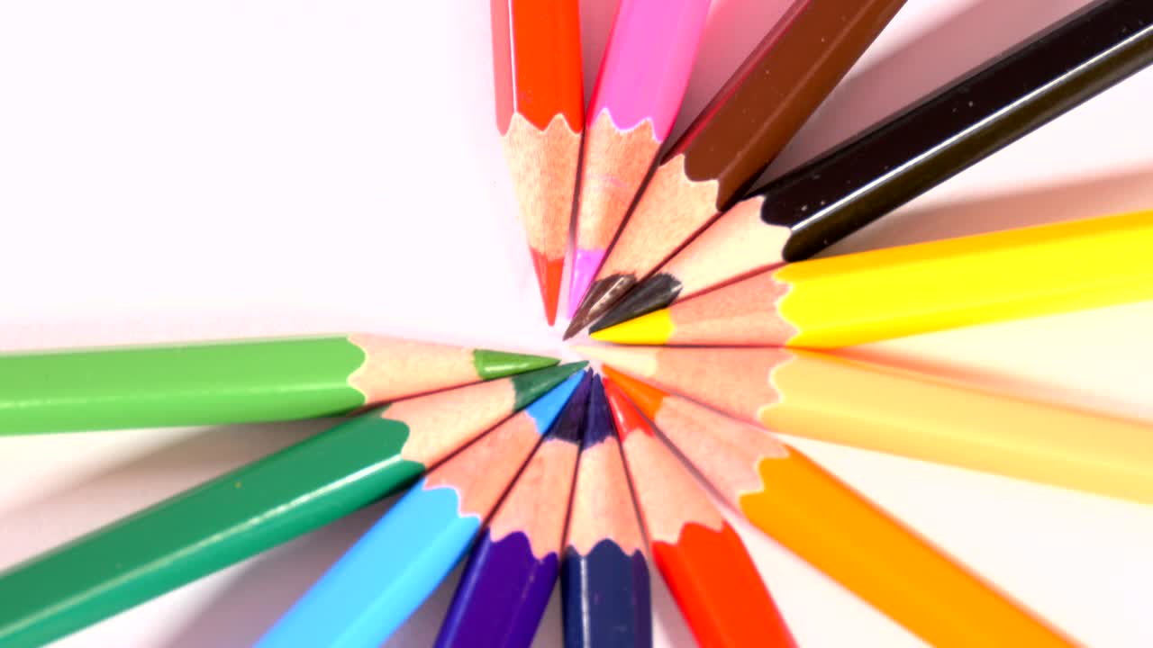 los lápices forman un círculo colorido.