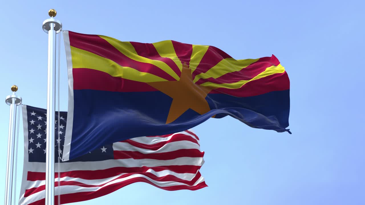 Le bandiere dello stato dell'Arizona e degli Stati Uniti che sventolano al vento.