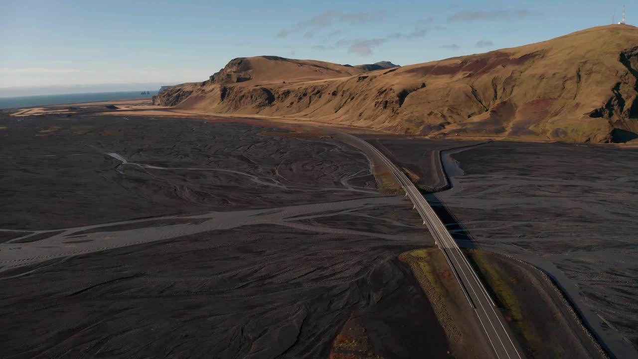 산악 지역을 통과하는 아이슬란드 링로드 고속도로 1, 아이슬란드 - 공중 드론 샷