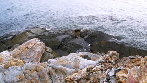 Szenische-Landschaft-Der-Zeitlupe-Der-Naturmeereswellenküste-Zum-Strand-Mit-Stein-Und-Felsen-Für-Sommerferienkonzept