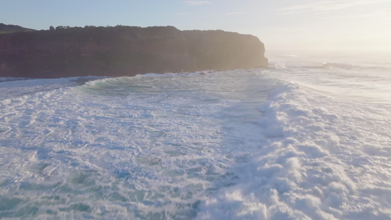 tomada de un dron al amanecer de gerringong en nueva gales del sur, australia