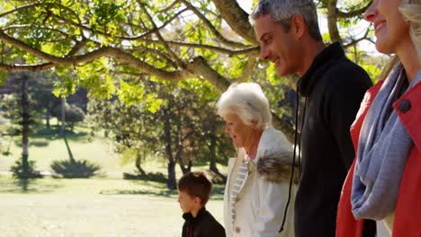 Familia-Caminando-Al-Aire-Libre