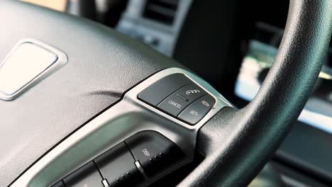 tablero de instrumentos interior del automóvil y controles del volante