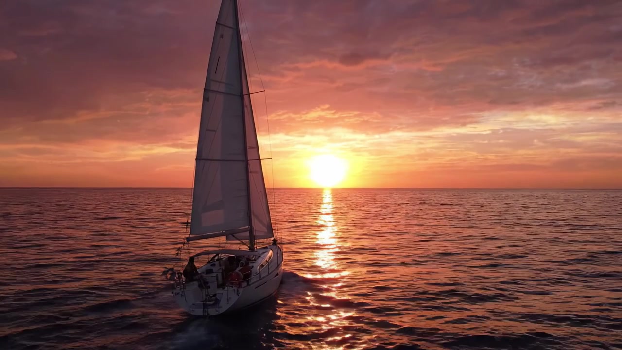 Um pôr do sol sereno cativando as águas tranquilas, apresentando um veleiro navegando suavemente enquanto o sol se põe abaixo do horizonte, criando uma exibição de cores deslumbrante