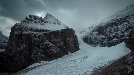 Lapso-De-Tiempo,-Paisaje-De-Montaña-Cubierto-De-Nieve-Blanca-Y-Fría,-Sendero-De-Senderismo-De-La-Llanura-De-Seis-Glaciares-En-El-Parque-Nacional-De-Banff,-Canadá