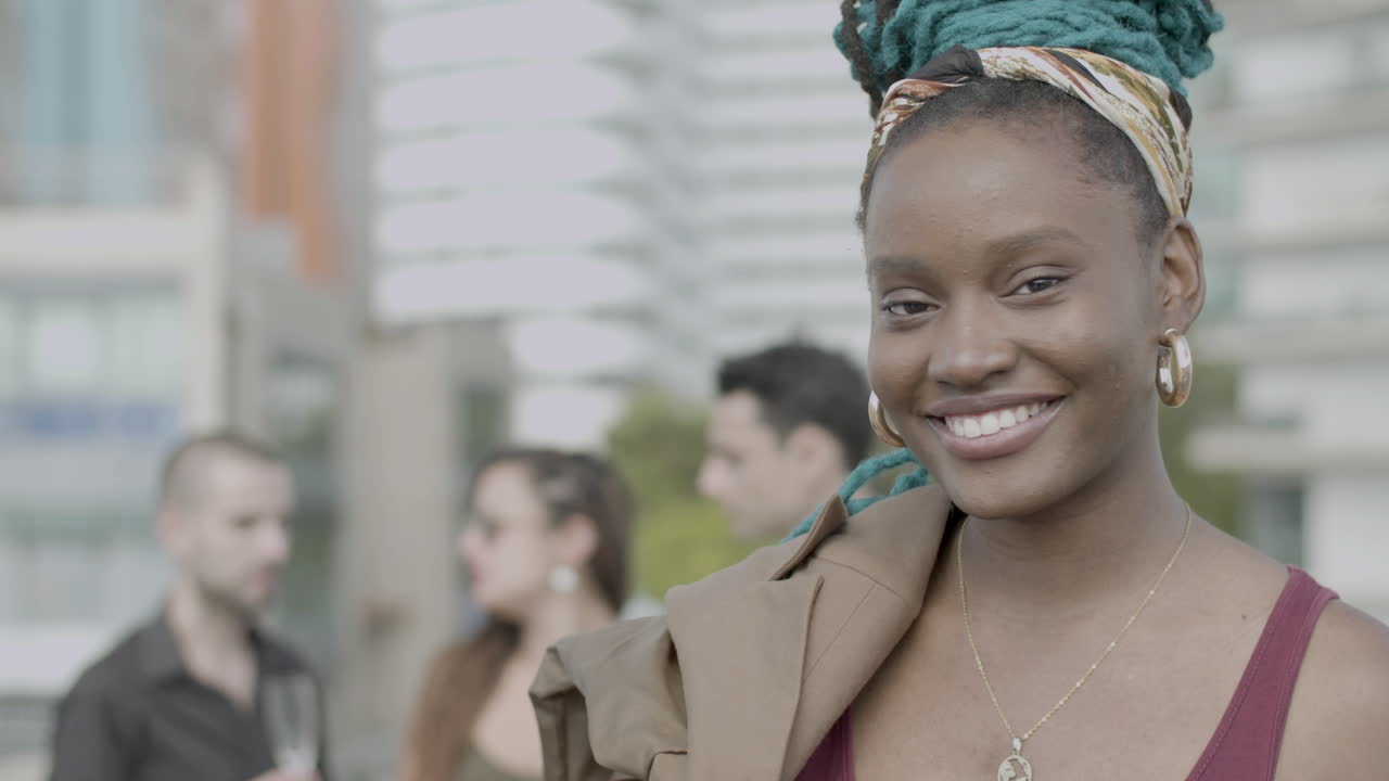 feliz mujer de negocios afroamericana mirando a la cámara