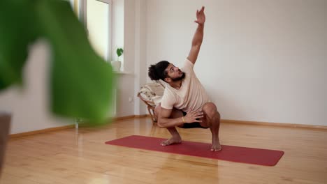 hombres haciendo ejercicio en casa, concepto de entrenamiento en interiores, estiramiento para la flexibilidad