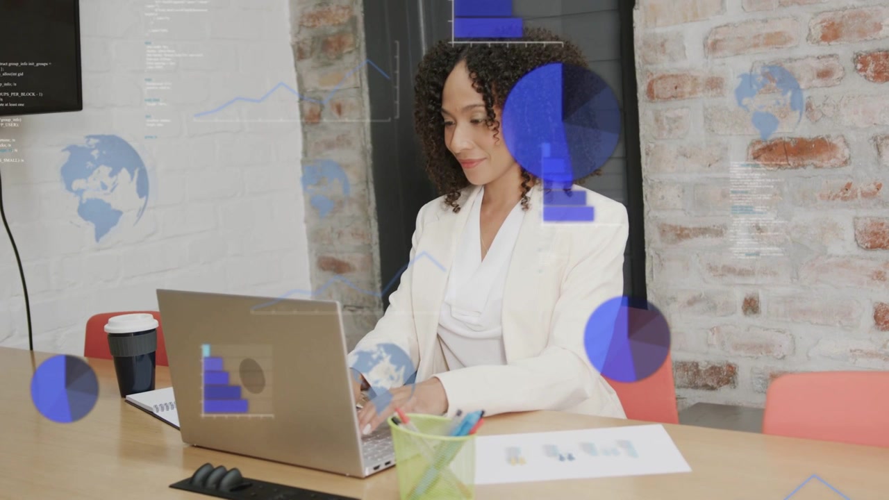 Mujer escribiendo en un portátil, analizando datos empresariales, lo que provoca que gráficos y tablas azules crezcan por el escritorio.