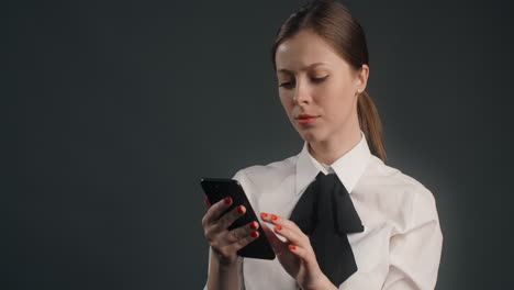 mujer de negocios usando un teléfono inteligente