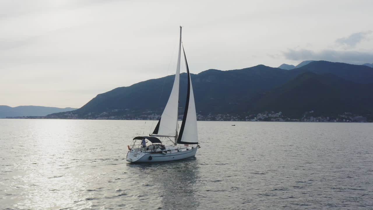Yacht a vela in una splendida baia