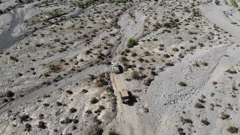 Toma-Aérea-Trasera-De-Autos-Conduciendo-En-La-Montaña