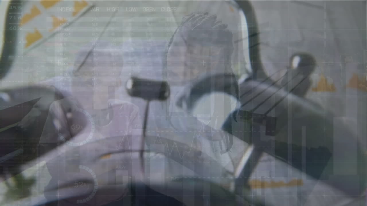 animación de despertador y procesamiento de datos financieros sobre madre y hijo afroamericanos