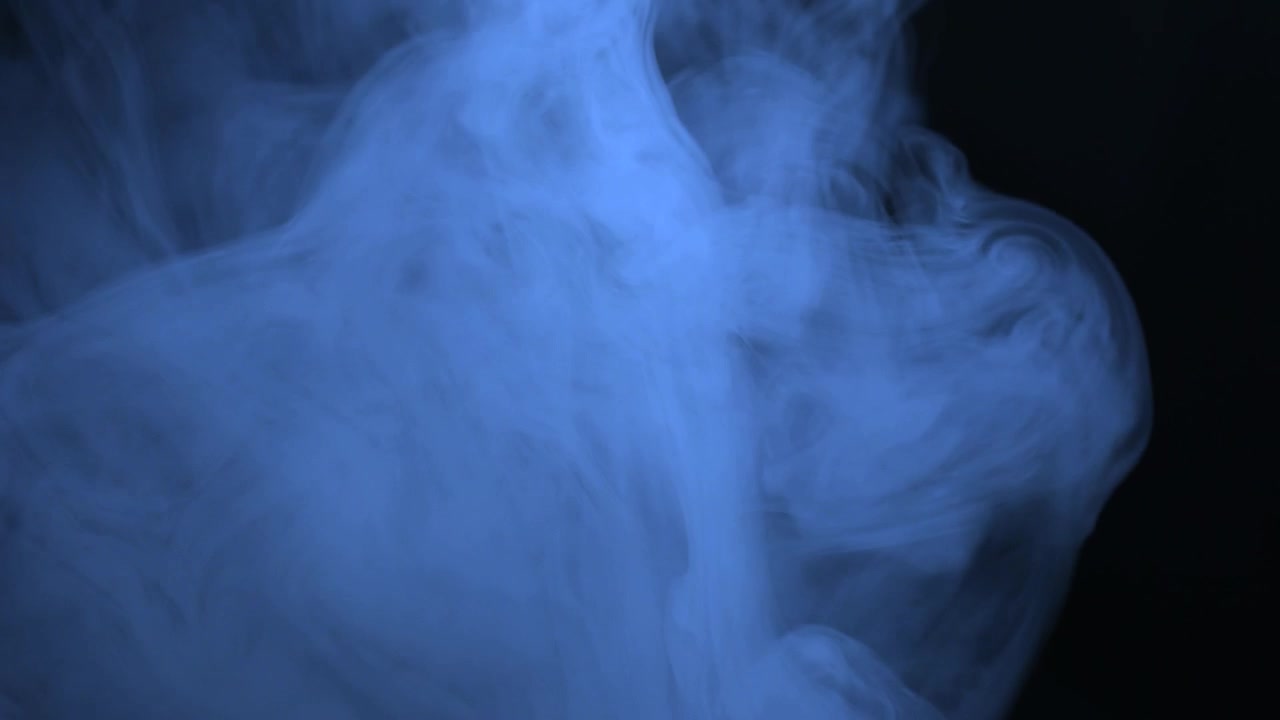 Fumo blu che gira sullo sfondo buio
