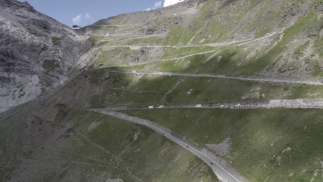 video mit frontaler flugzeugdrohne oder seitlichem vorstoß beim aufstieg zum stilfser joch