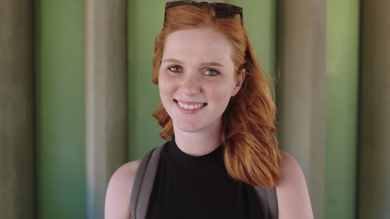 retrato de una mujer joven alegre sonriendo mujer hermosa pelirroja