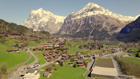 Luftaufnahmen-Von-Drohnen-über-Dem-Grindelwald-Terminal-In-Der-Nähe-Von-Grindelwald-Grund-Mit-Blick-Auf-Die-Berge-Wetterhorn-Und-Mettenberg-In-Den-Schweizer-Alpen