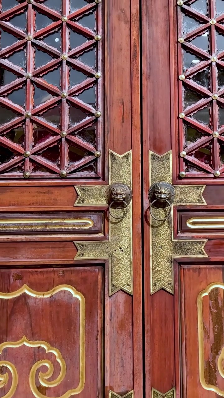 Dekoratif oymalı, özenle tasarlanmış ahşap kapı