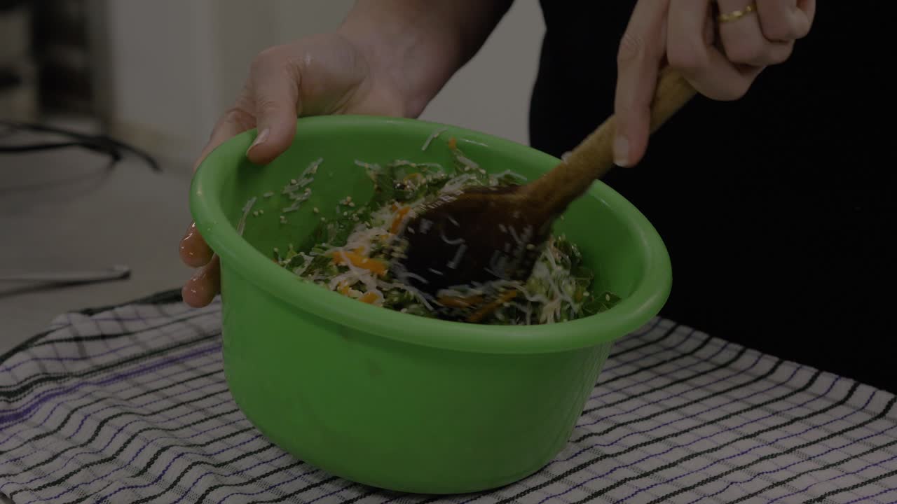 조립 전에 그릇에 아시안 롤 재료를 혼합