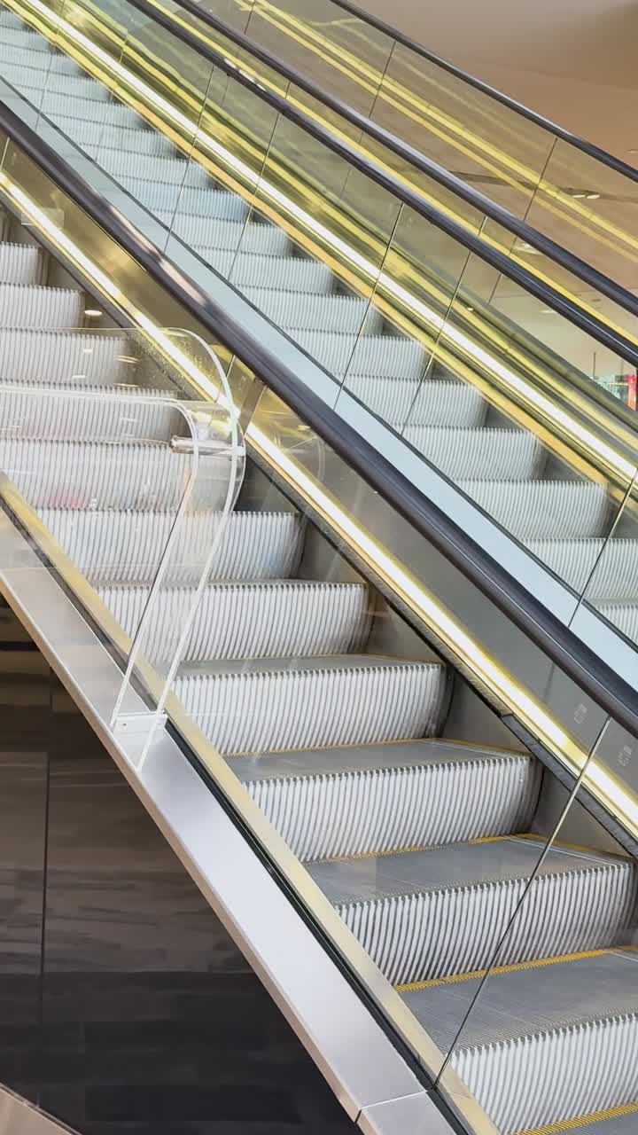 Rulletrapper kører op og ned i en butik