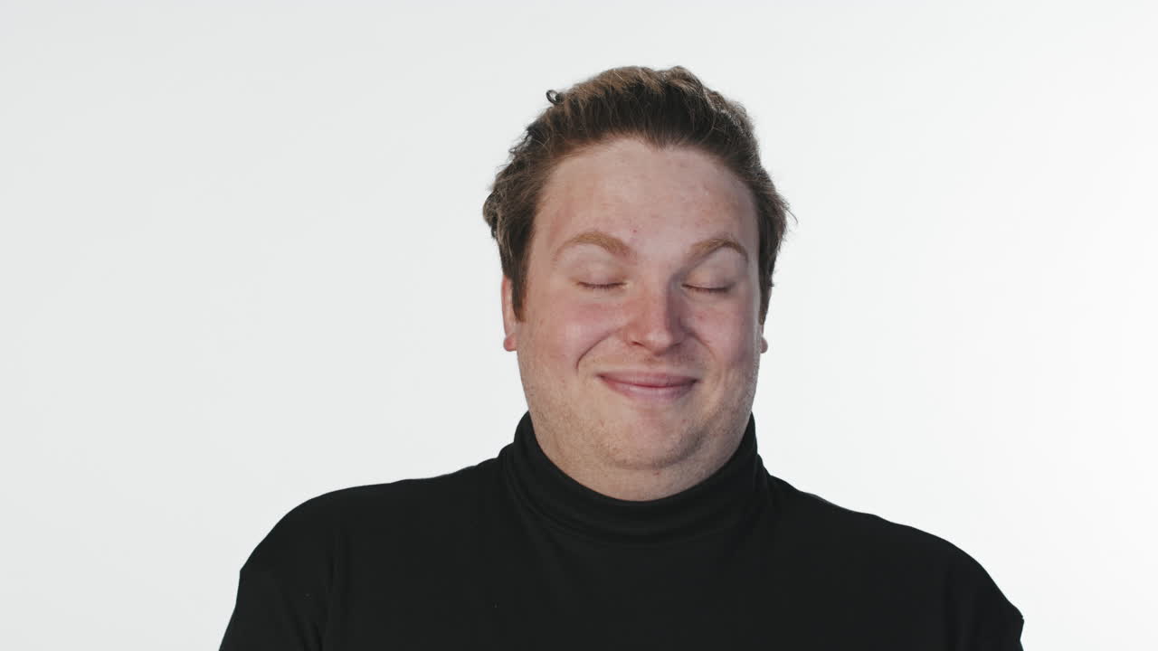 Uomo che fa una faccia buffa