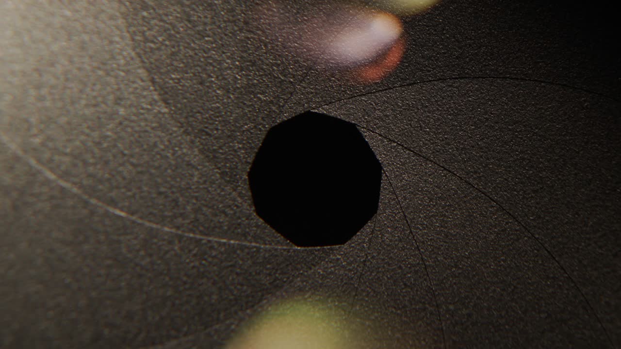 렌즈의 구을 클로즈업하여 반이는 빛의 으로 조명합니다.