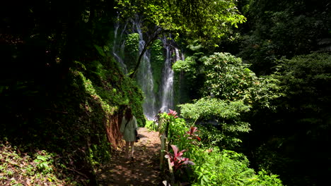 Cascada-Conocida-Por-Su-Atmósfera-Serena-Y-Su-Entorno-Pintoresco