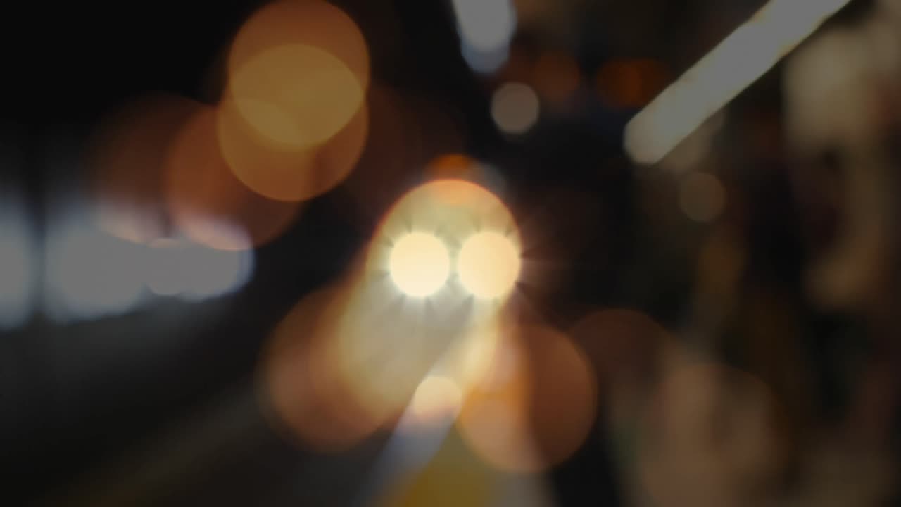 초점이 맞지 않는 열차 플랫폼 위에서 반 ⁇ 이는 빛의 반 ⁇ 이는 반점의 애니메이션