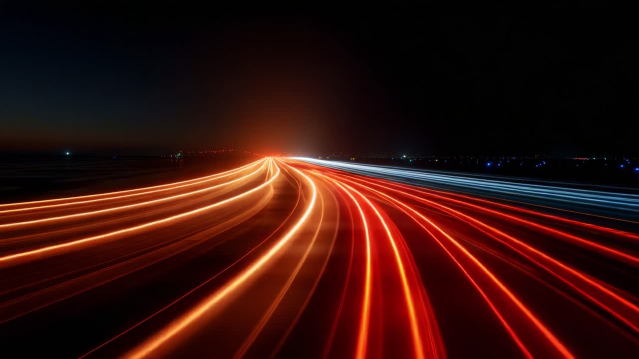 Un panorama affascinante del traffico notturno urbano che mostra scie luminose dinamiche che danzano nell'inquadratura, presentando un'accattivante miscela di striature in vivide tonalità di rosso e bianco