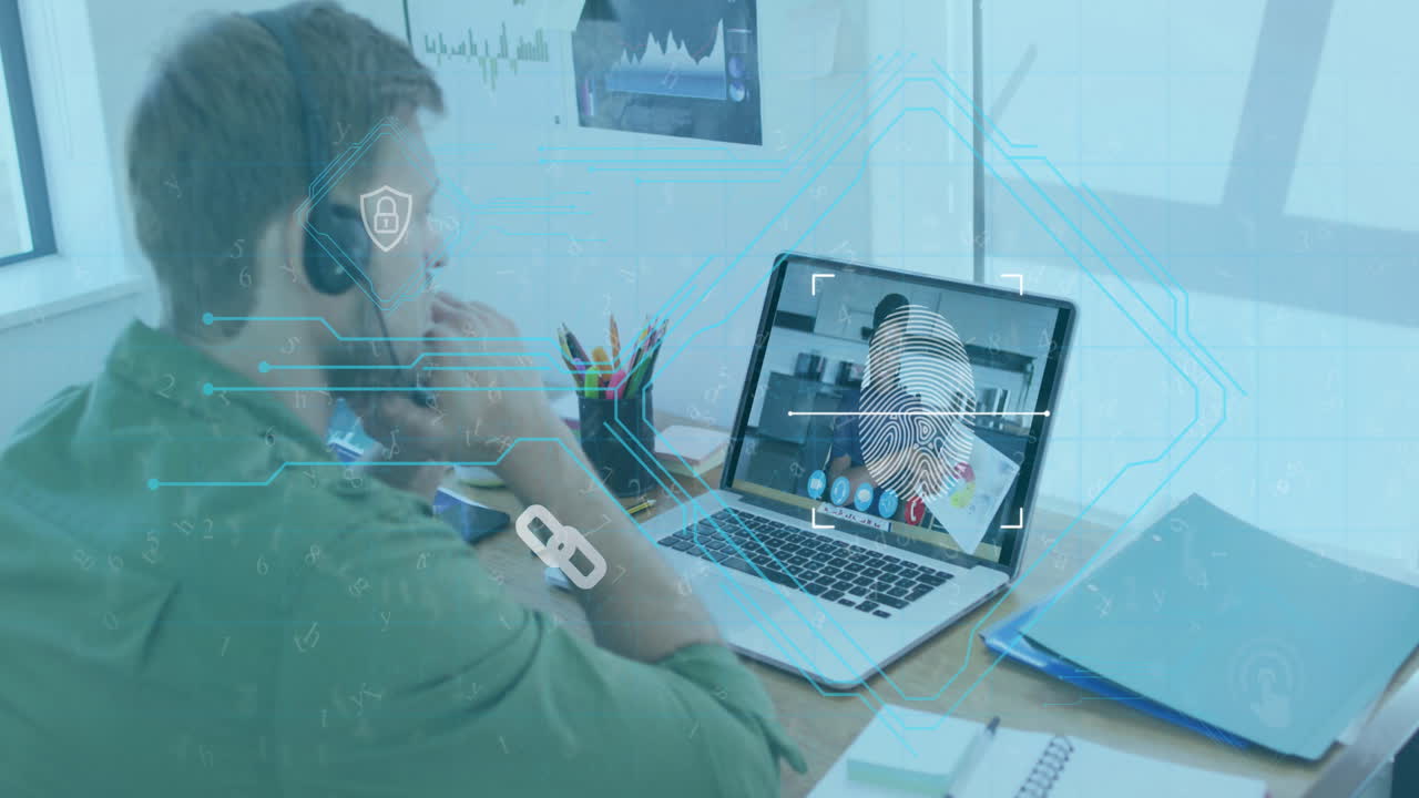 animación de huella digital biométrica sobre un hombre caucásico usando auriculares de teléfono y computadora portátil