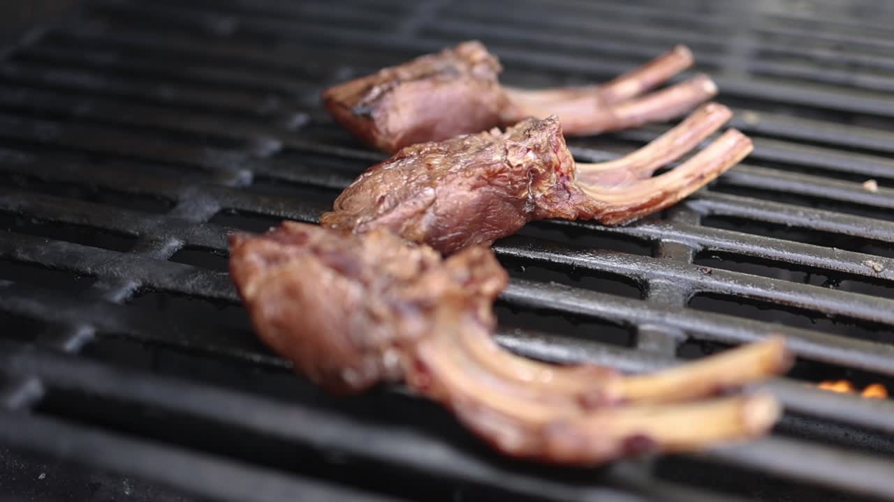 바베큐 그릴 에 긴 양 의 갈비