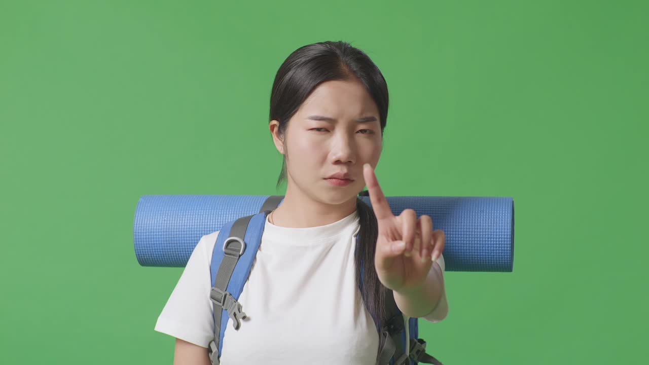 배을 가리키는 여자