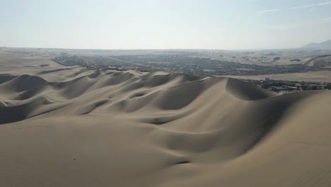 El-Dron-Se-Desliza-Suavemente-Hacia-Adelante,-Sumergiéndose-En-Los-Fascinantes-Detalles-De-Las-Dunas-De-Ica.