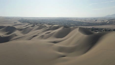 el dron se desliza suavemente hacia adelante, sumergiéndose en los fascinantes detalles de las dunas de ica.