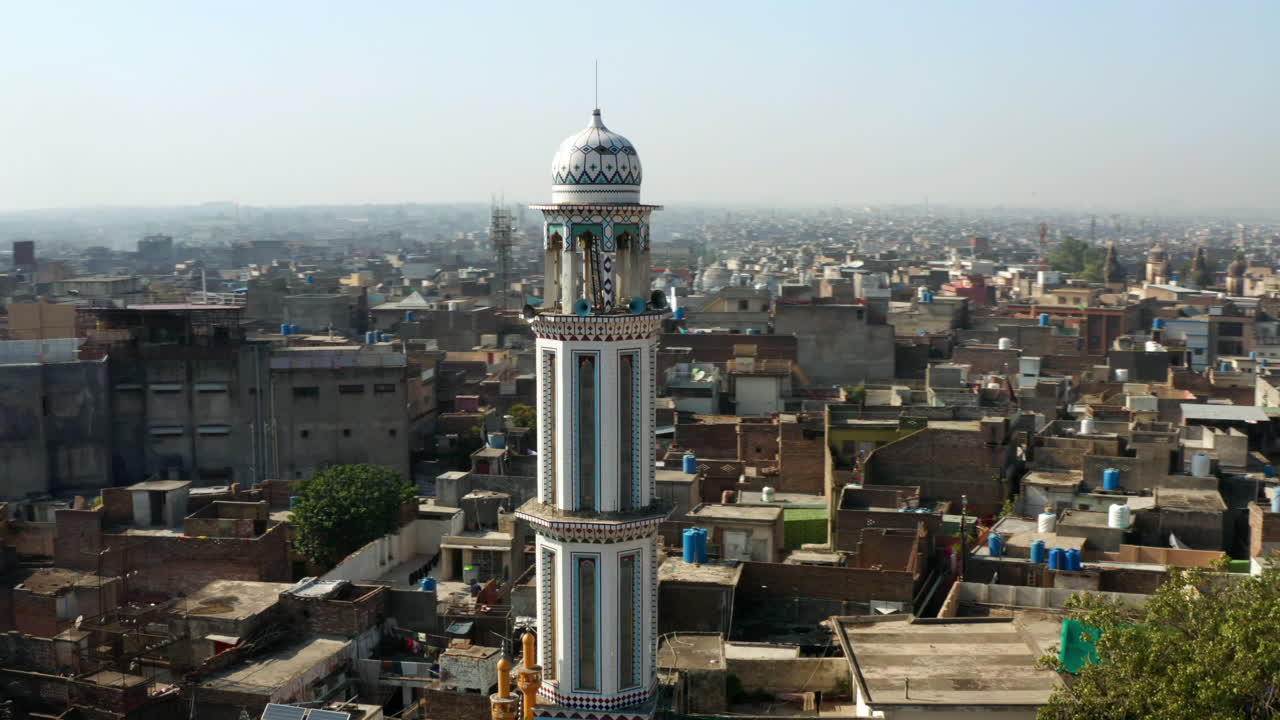 minarete masjid con descripción general de la ciudad de rawalpindi en pakistán