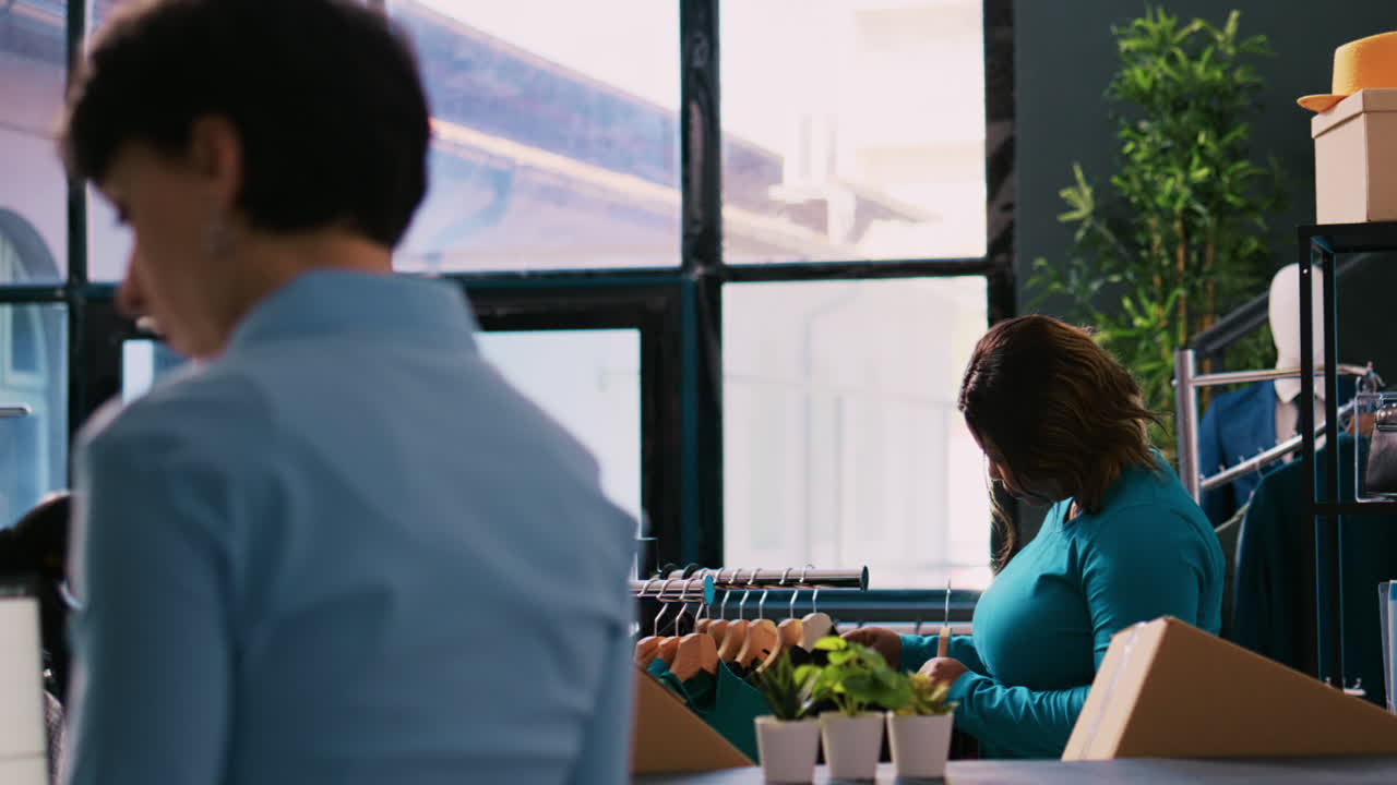 cliente comprobando la nueva colección de moda