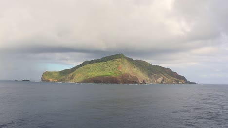 Este-Es-El-Aspecto-De-La-Isla-Pitcairn,-Una-De-Las-Islas-Más-Aisladas-Del-Océano-Pacífico