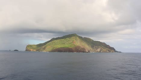 este es el aspecto de la isla pitcairn, una de las islas más aisladas del océano pacífico