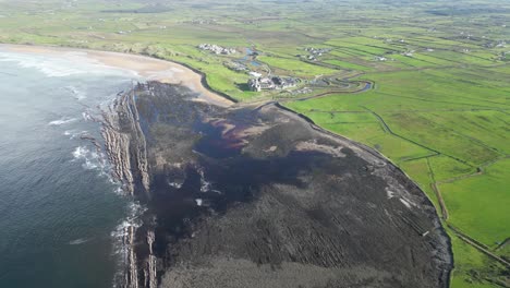 alto dolly aéreo disparado por encima de la bahía de doughmore con trump doonbeg