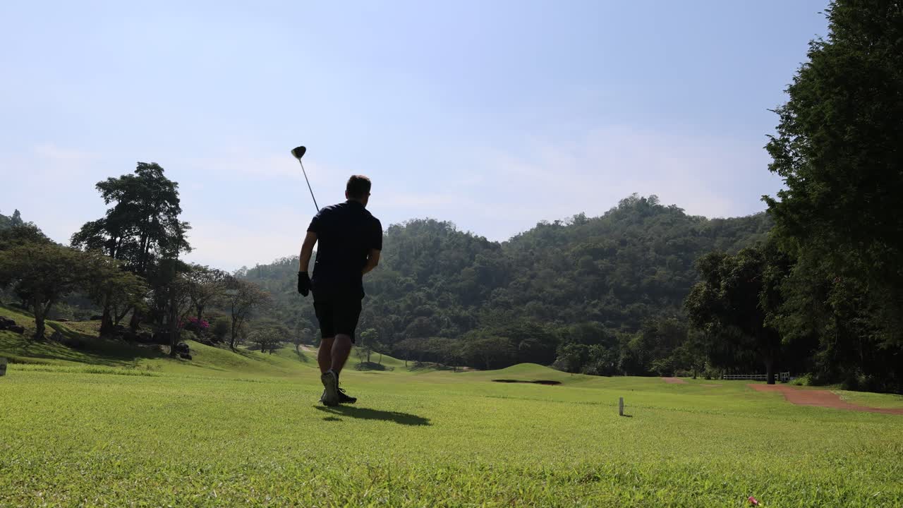 골퍼가 스을 하고 공을 타격합니다.