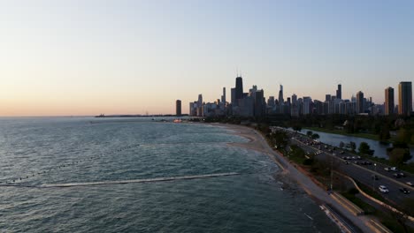 Vista-Aérea-De-La-Playa-De-La-Avenida-Norte-En-El-Lado-Norte-De-Chicago