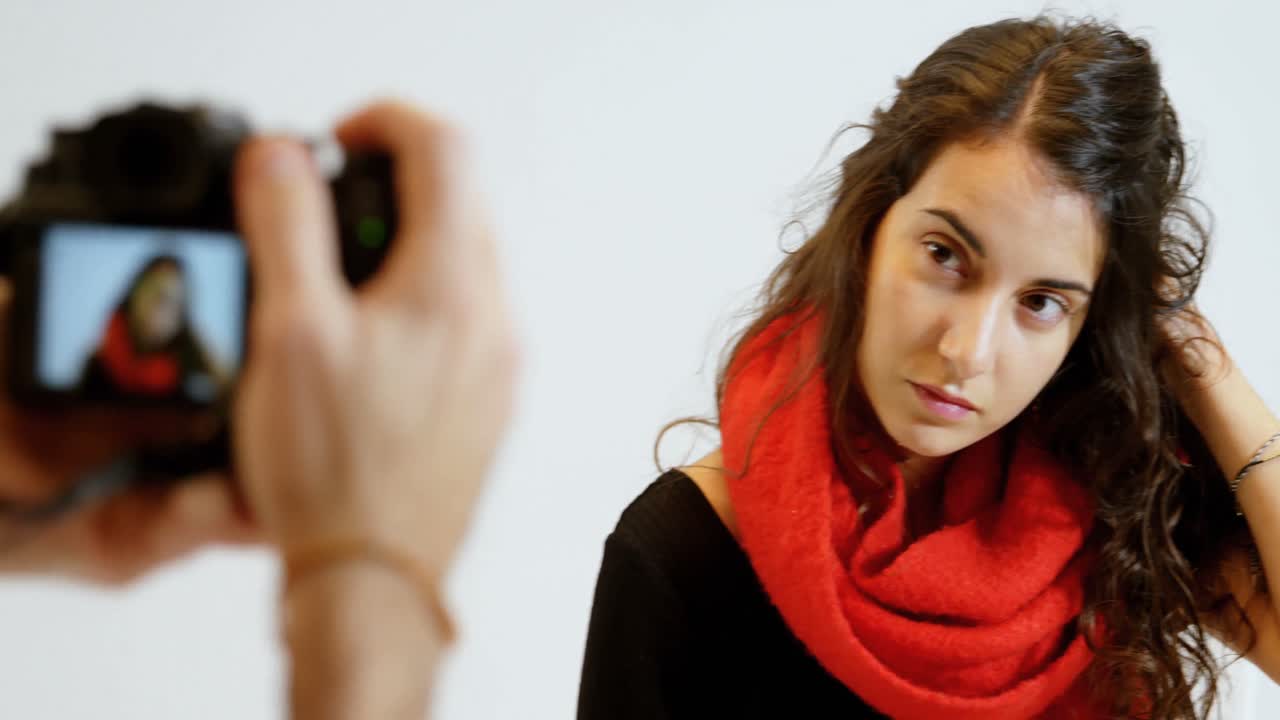 fotógrafo masculino haciendo clic en fotos de modelo 4k