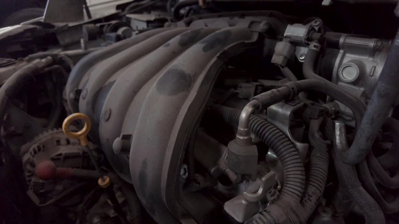 primer plano de un automóvil con el capó abierto esperando el servicio de reparación en una estación de taller en américa latina