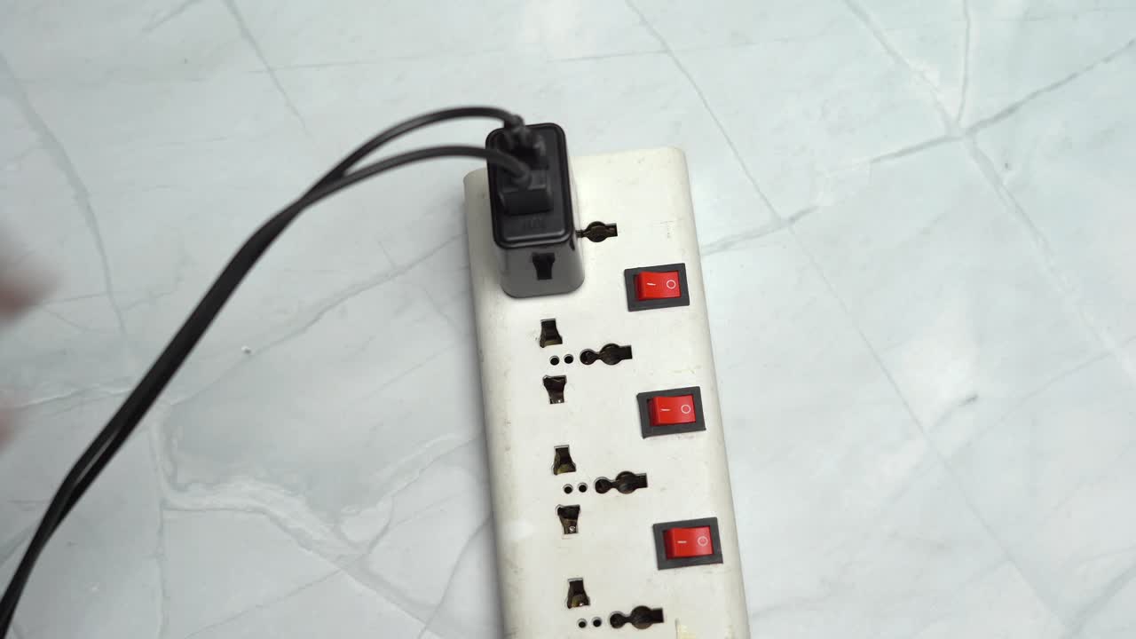 충전 어터를 설치하는 스파이 가드  뷰