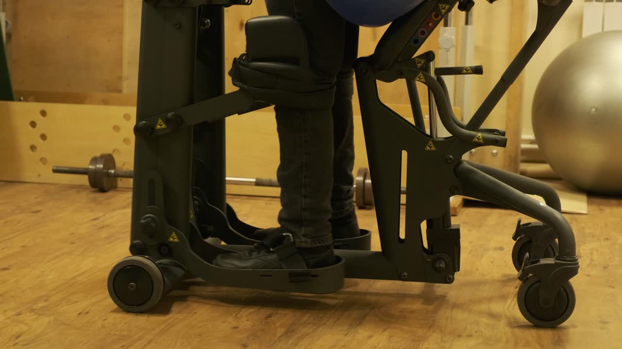 장애를 가진 소년 환자는 신체 재활 치료를 받고 있습니다. 다리 재활