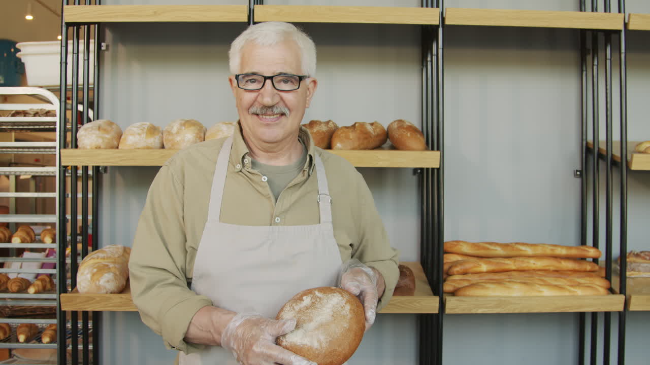 Portret van een vrolijke oudere bakker