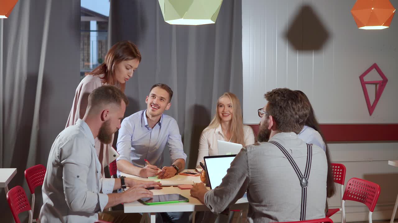 Reuniones de equipo en la oficina moderna