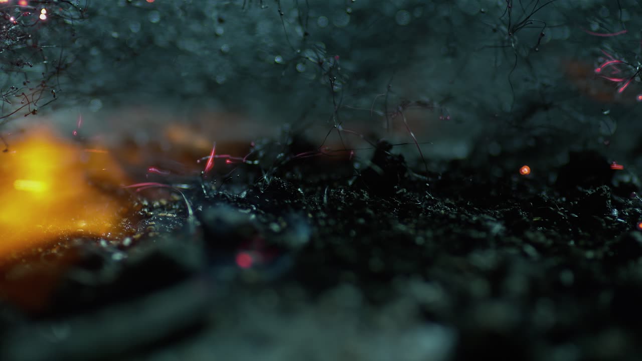 порох горит на земле после фейерверка